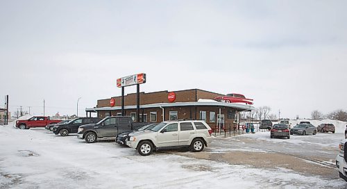 MIKE DEAL / WINNIPEG FREE PRESS
A full parking lot at Twisters in Winkler, MB, where the owners have decided not to enforce any pandemic mandates.
See Malak Abas story
220209 - Wednesday, February 09, 2022.