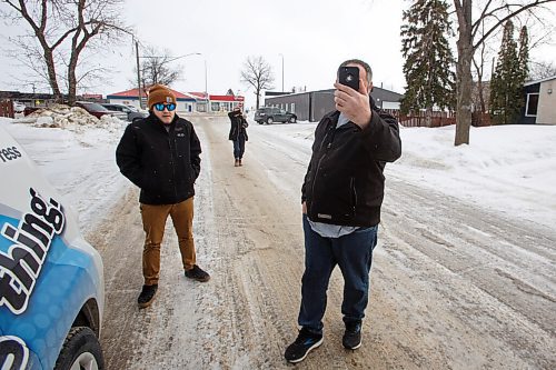 MIKE DEAL / WINNIPEG FREE PRESS
A family that followed Free Press photojournalist and started harassing him outside Del Rios restaurant in Winkler, MB, where it is believed that they are not enforcing any pandemic mandates.
See Malak Abas story
220209 - Wednesday, February 09, 2022.
