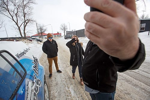 MIKE DEAL / WINNIPEG FREE PRESS
A family that followed Free Press photojournalist and started harassing him outside Del Rios restaurant in Winkler, MB, where it is believed that they are not enforcing any pandemic mandates.
See Malak Abas story
220209 - Wednesday, February 09, 2022.