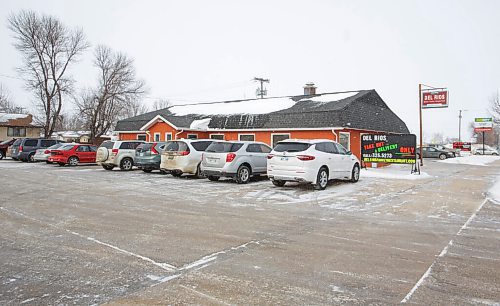 MIKE DEAL / WINNIPEG FREE PRESS
A full parking lot at Del Rios restaurant in Winkler, MB, where it is believed that they are not enforcing any pandemic mandates.
See Malak Abas story
220209 - Wednesday, February 09, 2022.