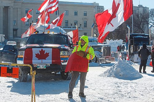MIKE DEAL / WINNIPEG FREE PRESS
Doug Stern waves at cars passing on Broadway along with other protestors Friday morning at the convoy protest in front of the Manitoba Legislative building. 
220211 - Friday, February 11, 2022.