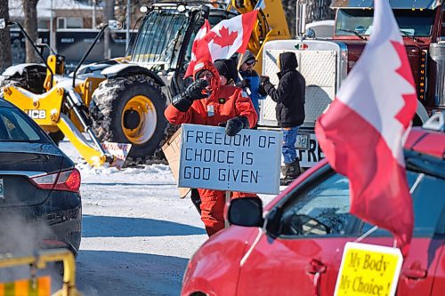 MIKE DEAL / WINNIPEG FREE PRESS
Protestors at Broadway and Memorial Friday morning. 
220211 - Friday, February 11, 2022.