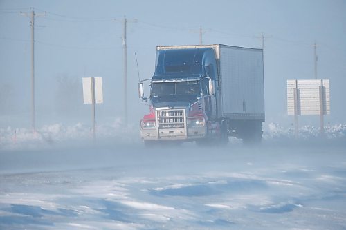 MIKE DEAL / WINNIPEG FREE PRESS
Vehicles emerge from the blowing snow on the Trans-Canada Highway early Friday morning.
220211 - Friday, February 11, 2022.