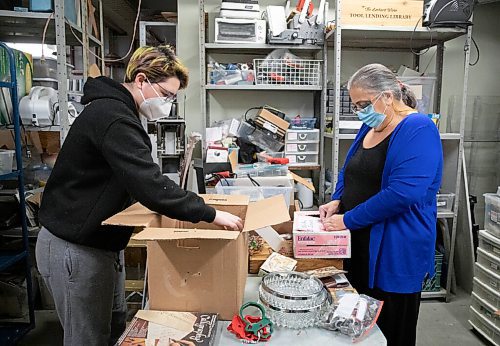 JESSICA LEE / WINNIPEG FREE PRESS

Volunteers Sol Roussin (left) and Connie Embury sort new donations on February 10, 2022 at Arts Junktion, an organization which accepts donations from the community and offers them to other community members at a pay-what-you-can price.

Reporter: Brenda









