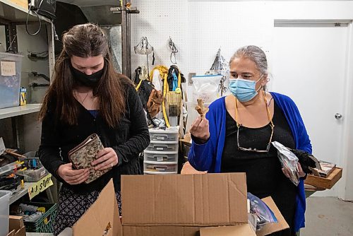 JESSICA LEE / WINNIPEG FREE PRESS

Fiona Giroux (left) and Connie Embury, both volunteers, are photographed sorting donations at the Arts Junktion headquarters in the Exchange District on February 10, 2022.

Reporter: Brenda








