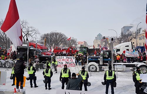 David Lipnowski / Winnipeg Free Press

Winnipeg police officers separate counter protesters across the street from the downtown freedom rally protesters Saturday February 12, 2022.