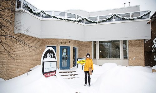 MIKE DEAL / WINNIPEG FREE PRESS
Brie Villeneuve, a Grade 12 student at Grant Park High School and a member of MB Students for COVID Safety outside Liberal MLA Jon Gerrard's constituency office Tuesday afternoon.
See Maggie Macintosh story
220215 - Tuesday, February 15, 2022.