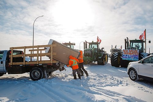 MIKE DEAL / WINNIPEG FREE PRESS
Protestors blocking the border crossing start dismantling their blockade at Emerson, MB.
220216 - Wednesday, February 16, 2022.