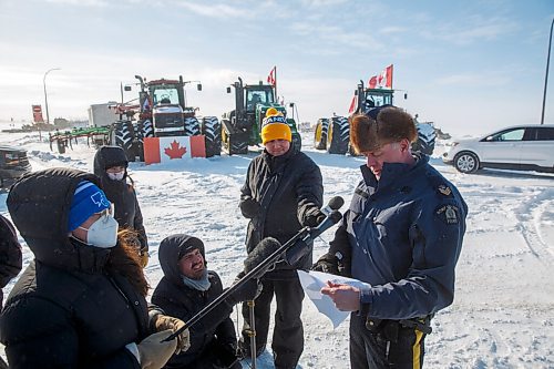 MIKE DEAL / WINNIPEG FREE PRESS
Sgt. Paul Manaigre, Manitoba RCMP talks to the media as trucks continue blocking the border crossing at Emerson, MB.
220216 - Wednesday, February 16, 2022.