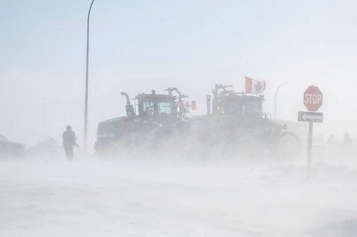 MIKE DEAL / WINNIPEG FREE PRESS
Trucks blocking the border crossing at Emerson, MB.
220216 - Wednesday, February 16, 2022.