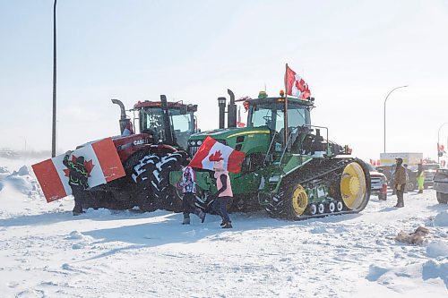 MIKE DEAL / WINNIPEG FREE PRESS
Trucks blocking the border crossing start dismantling their blockade at Emerson, MB.
220216 - Wednesday, February 16, 2022.