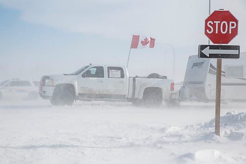 MIKE DEAL / WINNIPEG FREE PRESS
Protesters start leaving the blockade at the border crossing at Emerson, MB.
220216 - Wednesday, February 16, 2022.
