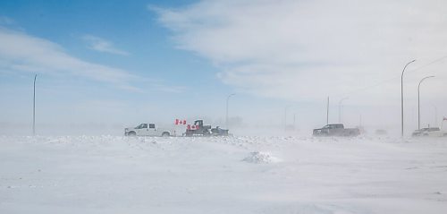 MIKE DEAL / WINNIPEG FREE PRESS
Protesters start leaving the blockade at the border crossing at Emerson, MB.
220216 - Wednesday, February 16, 2022.