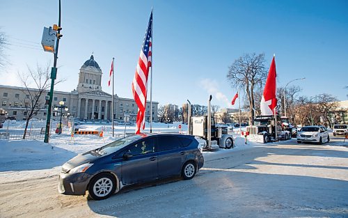 MIKE DEAL / WINNIPEG FREE PRESS
Vehicles drive along Broadway in front of the Manitoba Legislative building, shortly after 9am Thursday morning, with no protestors waving signs. The truck horns did sound for about 5 seconds.
220217 - Thursday, February 17, 2022.