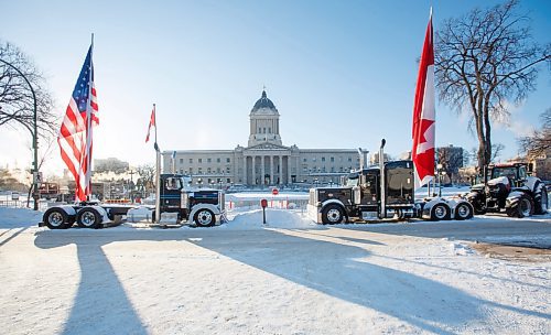 MIKE DEAL / WINNIPEG FREE PRESS
Vehicles drive along Broadway in front of the Manitoba Legislative building, shortly after 9am Thursday morning, with no protestors waving signs. The truck horns did sound for about 5 seconds.
220217 - Thursday, February 17, 2022.