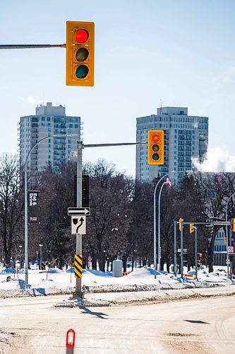 MIKAELA MACKENZIE / WINNIPEG FREE PRESS

The south meridian light at Osborne and St. Mary Avenue in Winnipeg on Thursday, Feb. 17, 2022. For Ryan Thorpe story.
Winnipeg Free Press 2022.