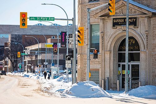 MIKAELA MACKENZIE / WINNIPEG FREE PRESS

The southwest corner light at Osborne and St. Mary Avenue in Winnipeg on Thursday, Feb. 17, 2022. For Ryan Thorpe story.
Winnipeg Free Press 2022.