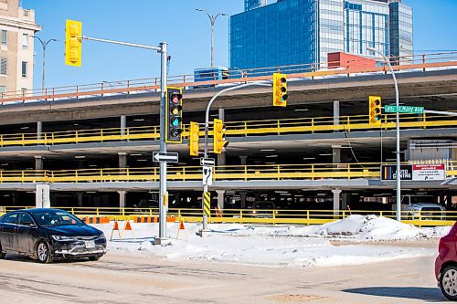 MIKAELA MACKENZIE / WINNIPEG FREE PRESS

Northbound lights at Osborne and St. Mary Avenue in Winnipeg on Thursday, Feb. 17, 2022. For Ryan Thorpe story.
Winnipeg Free Press 2022.