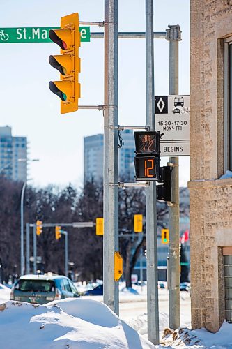 MIKAELA MACKENZIE / WINNIPEG FREE PRESS

The southwest corner light at Osborne and St. Mary Avenue in Winnipeg on Thursday, Feb. 17, 2022. For Ryan Thorpe story.
Winnipeg Free Press 2022.