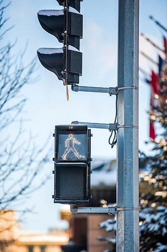 MIKAELA MACKENZIE / WINNIPEG FREE PRESS

A pedestrian head at the southeast corner of Broadway and Garry Street in Winnipeg on Thursday, Feb. 17, 2022. For Ryan Thorpe story.
Winnipeg Free Press 2022.