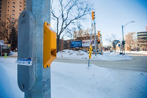 MIKAELA MACKENZIE / WINNIPEG FREE PRESS

An APS unit at the southeast corner of Broadway and Garry Street in Winnipeg on Thursday, Feb. 17, 2022. For Ryan Thorpe story.
Winnipeg Free Press 2022.