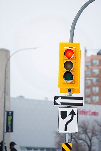 MIKAELA MACKENZIE / WINNIPEG FREE PRESS

A light on the north median of Osborne Street and St. Mary Avenue in Winnipeg on Friday, Feb. 18, 2022. For Ryan Thorpe story.
Winnipeg Free Press 2022.