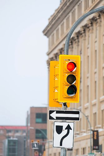 MIKAELA MACKENZIE / WINNIPEG FREE PRESS

A light on the north median of Osborne Street and St. Mary Avenue in Winnipeg on Friday, Feb. 18, 2022. For Ryan Thorpe story.
Winnipeg Free Press 2022.