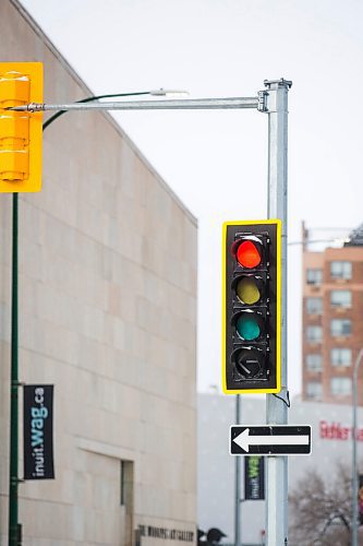 MIKAELA MACKENZIE / WINNIPEG FREE PRESS

A light on the north median of Osborne Street and St. Mary Avenue in Winnipeg on Friday, Feb. 18, 2022. For Ryan Thorpe story.
Winnipeg Free Press 2022.