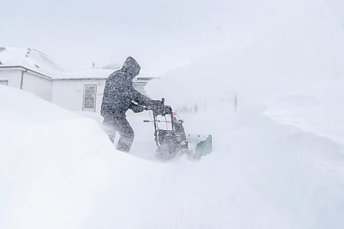 Mike Sudoma / Winnipeg Free Press
John Gordon pushes his snow blower down the sidewalk as he clears a path for himself and three of his neighbours Friday afternoon
February 18, 2022