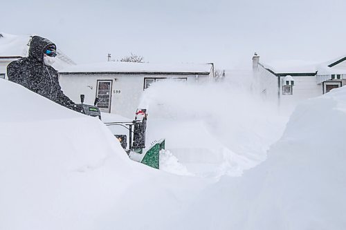 Mike Sudoma / Winnipeg Free Press
John Gordon pushes his snow blower down the sidewalk as he clears a path for himself and three of his neighbours Friday afternoon
February 18, 2022