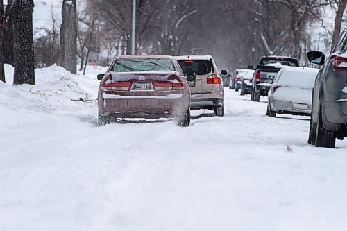 Mike Sudoma / Winnipeg Free Press
Traffic makes their way through the tall snow/ice ruts on Sherburn St Friday afternoon
February 18, 2022