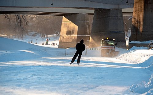 Mike Sudoma / Winnipeg Free Press
An ice skater makes his way down the Assiniboine river portion of the Nestaweya trail Friday afternoon. Barricades block off a patch of slush underneath the Norwood bridge, closing off the Assiniboine River in front
February 18, 2022
