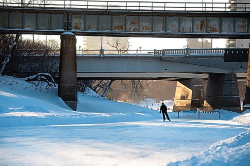Mike Sudoma / Winnipeg Free Press
An ice skater makes his way down the Assiniboine river portion of the Nestaweya trail Friday afternoon. Barricades block off a patch of slush underneath the Norwood bridge, closing off the Assiniboine River behind them.
February 18, 2022