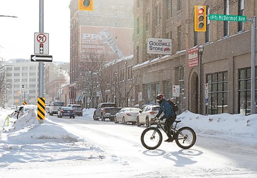 JESSICA LEE / WINNIPEG FREE PRESS

A person bikes through the Exchange District on February 18, 2022.