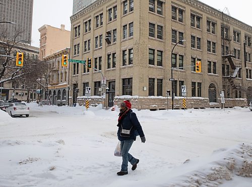 JESSICA LEE / WINNIPEG FREE PRESS

A person walks through the Exchange District on February 18, 2022.

