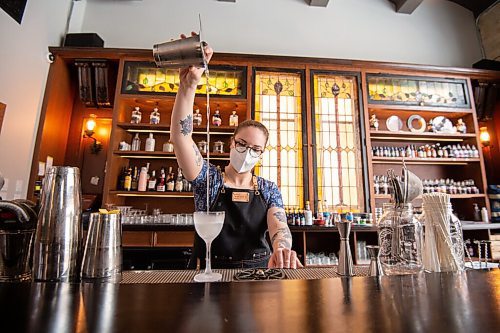 Mike Sudoma / Winnipeg Free Press
Patent 5 General Manager, Callan Anderson, pours a Navy Strength Martini into a frozen glass Friday afternoon behind the bar of Patent 5 Distillery.
February 18, 2022