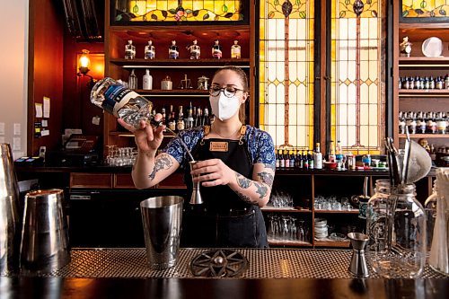 Mike Sudoma / Winnipeg Free Press
Patent 5 General Manager, Callan Anderson, concocts a Navy Strength Martini Friday afternoon behind the bar of Patent 5 Distillery.
February 18, 2022