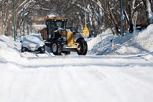 JOHN WOODS / WINNIPEG FREE PRESS
Crews clear snow around parked cars in River Heights, Sunday, February 20, 2022. Winnipeg and surrounding area received another dump of snow yesterday.

Re: ?