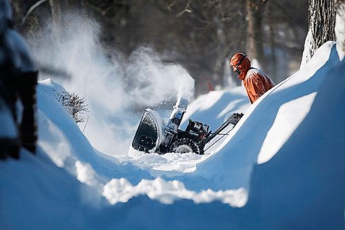JOHN WOODS / WINNIPEG FREE PRESS
A person clears snow in Crescentwood, Sunday, February 20, 2022. Winnipeg and surrounding area received another dump of snow yesterday.

Re: ?