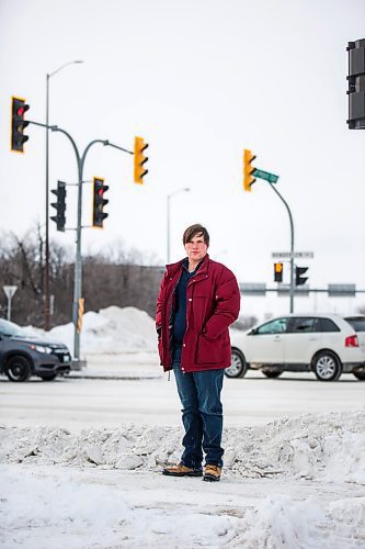 MIKAELA MACKENZIE / WINNIPEG FREE PRESS

Independent researcher Chris Sweryda poses for a portrait at Henderson and Peguis (where a single left turn lane has two signal lights) in Winnipeg on Monday, Feb. 21, 2022. For Ryan Thorpe story.
Winnipeg Free Press 2022.