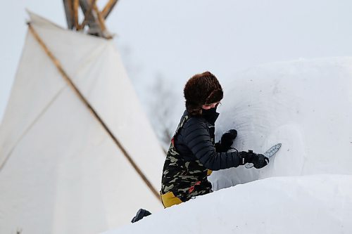 JOHN WOODS / WINNIPEG FREE PRESS
Natalie Baird works on her snow sculpture at the Festival du Voyageur, Monday, February 21, 2022. weekend.

Re: standup