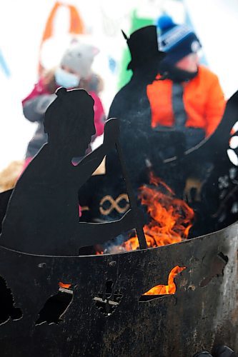 JOHN WOODS / WINNIPEG FREE PRESS
People warm themselves beside a fire at the Festival du Voyageur, Monday, February 21, 2022. weekend.

Re: standup