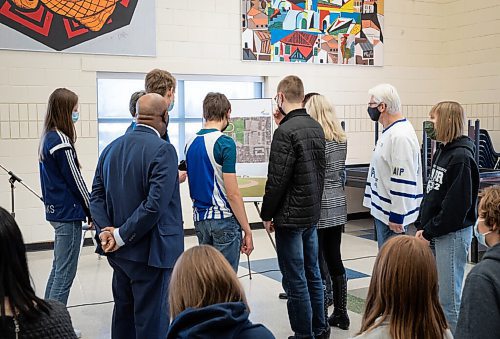 JESSICA LEE / WINNIPEG FREE PRESS

Councillors and students look at the planned track illustration at the announcement to build a new $850,000 track behind River East Collegiate, on February 22, 2022.

