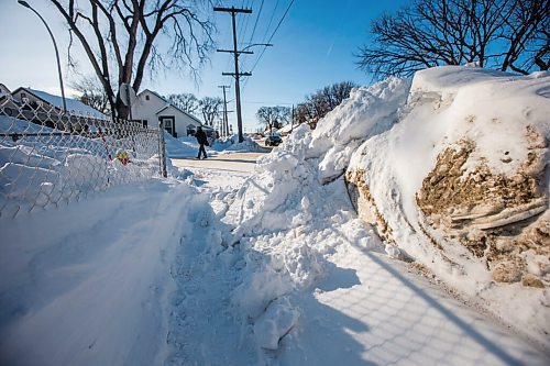 MIKAELA MACKENZIE / WINNIPEG FREE PRESS

Massive snowbanks take over the sidewalk on Saint Matthews Avenue in Winnipeg on Tuesday, Feb. 22, 2022. For Malak story.
Winnipeg Free Press 2022.