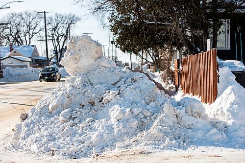 MIKAELA MACKENZIE / WINNIPEG FREE PRESS

Massive snowbanks take over the sidewalk on Saint Matthews Avenue in Winnipeg on Tuesday, Feb. 22, 2022. For Malak story.
Winnipeg Free Press 2022.