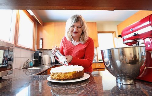RUTH BONNEVILLE / WINNIPEG FREE PRESS

ENT - recipe swap 

Ilana Simon was the longtime editor of the Free Press Recipe Swap column, which invited readers to send in home cooking questions and recipes.  She puts the finishing touches on one of her favourite recipes, pumpkin cheese cake.  


Eva Wasney
 
Feb 22nd, 2022