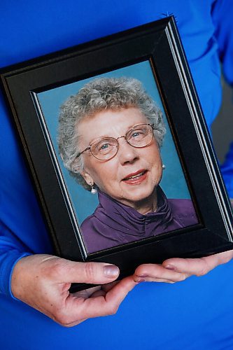 JOHN WOODS / WINNIPEG FREE PRESS
Michelle Samagalski, daughter of Beatrice Fediuk who died two weeks ago, is photographed with a photo of her mother in her home Tuesday, February 22, 2022. Samagalski wrote a resume-like obituary for her mother.

Re: Rollason