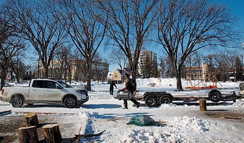 MIKE DEAL / WINNIPEG FREE PRESS
Protestors pack up and move their vehicles away from the Memorial Boulevard location across from the Manitoba Legislative building Wednesday morning. Some of the protestors have been moving gear over to Memorial Park where they plan on setting up tents, a stage and a large tipi.
220223 - Wednesday, February 23, 2022.