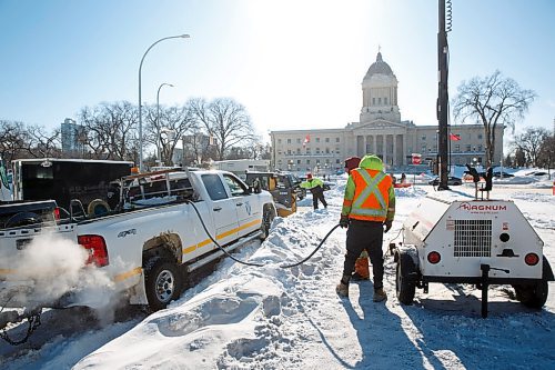 MIKE DEAL / WINNIPEG FREE PRESS
Protestors pack up and move their vehicles away from the Memorial Boulevard location across from the Manitoba Legislative building Wednesday morning. Some of the protestors have been moving gear over to Memorial Park where they plan on setting up tents, a stage and a large tipi.
220223 - Wednesday, February 23, 2022.