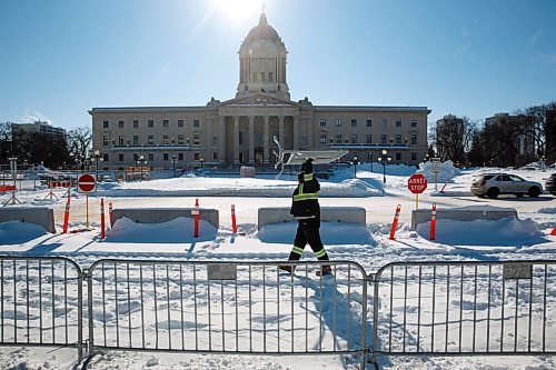 MIKE DEAL / WINNIPEG FREE PRESS
Cody Ducharme from Wallace and Wallace fencing removes a barrier, Wednesday morning, that was installed on the legislative grounds to keep vehicles off the property during the protests.
220223 - Wednesday, February 23, 2022.
